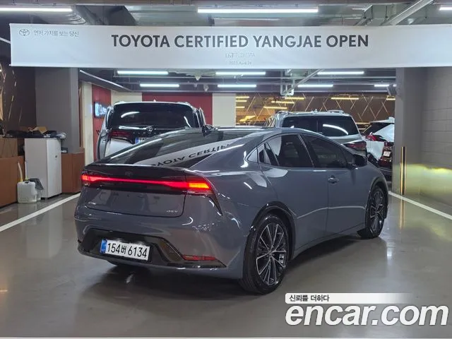 Toyota Prius Generation 5 — Фото автомобиля 2