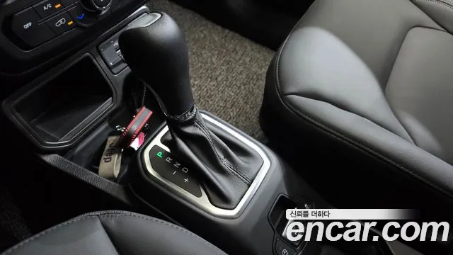 Jeep Renegade — Фото автомобиля 9
