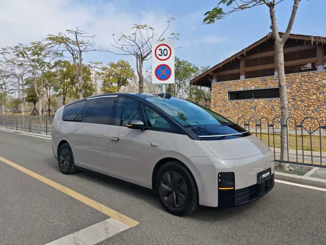 Li Auto MEGA — Фото автомобиля 3
