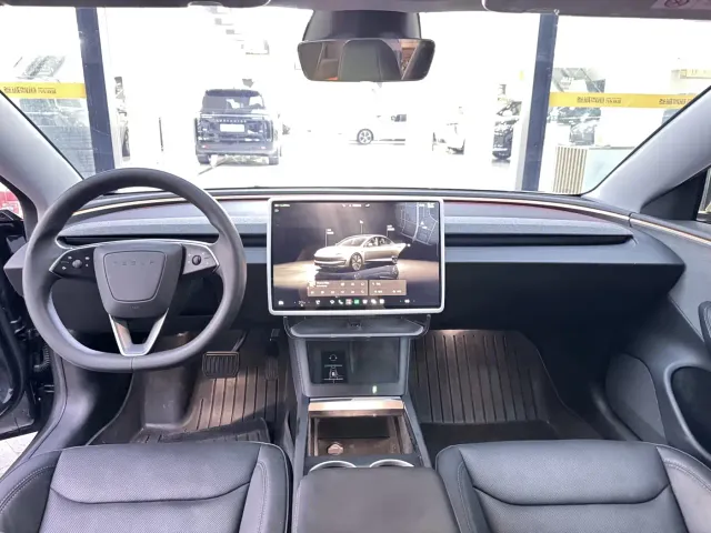 Tesla Model 3 — Фото автомобиля 10