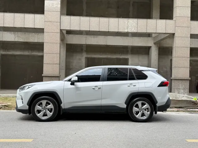 Toyota RAV4 — Фото автомобиля 3