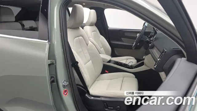 Вольво XC40 B4 Ultimate Bright — Фото автомобиля 25