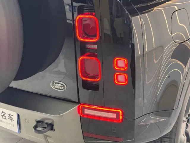 Land Rover Defender — Фото автомобиля 11