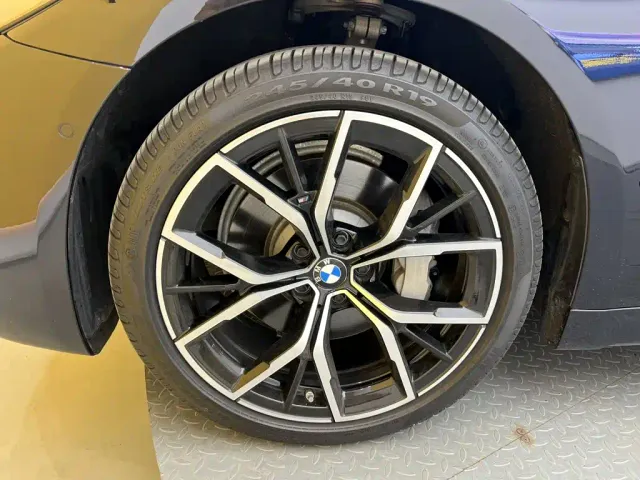 BMW 5 Series — Фото автомобиля 10