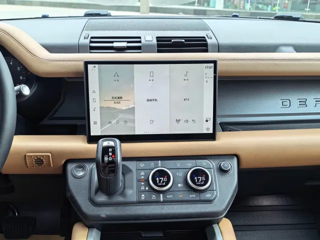 Land Rover Defender — Фото автомобиля 14