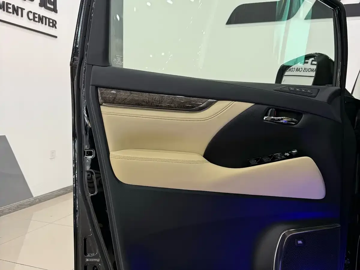 Toyota Alphard 2021 Hybrid 2.5L Premium — Фото автомобиля 28