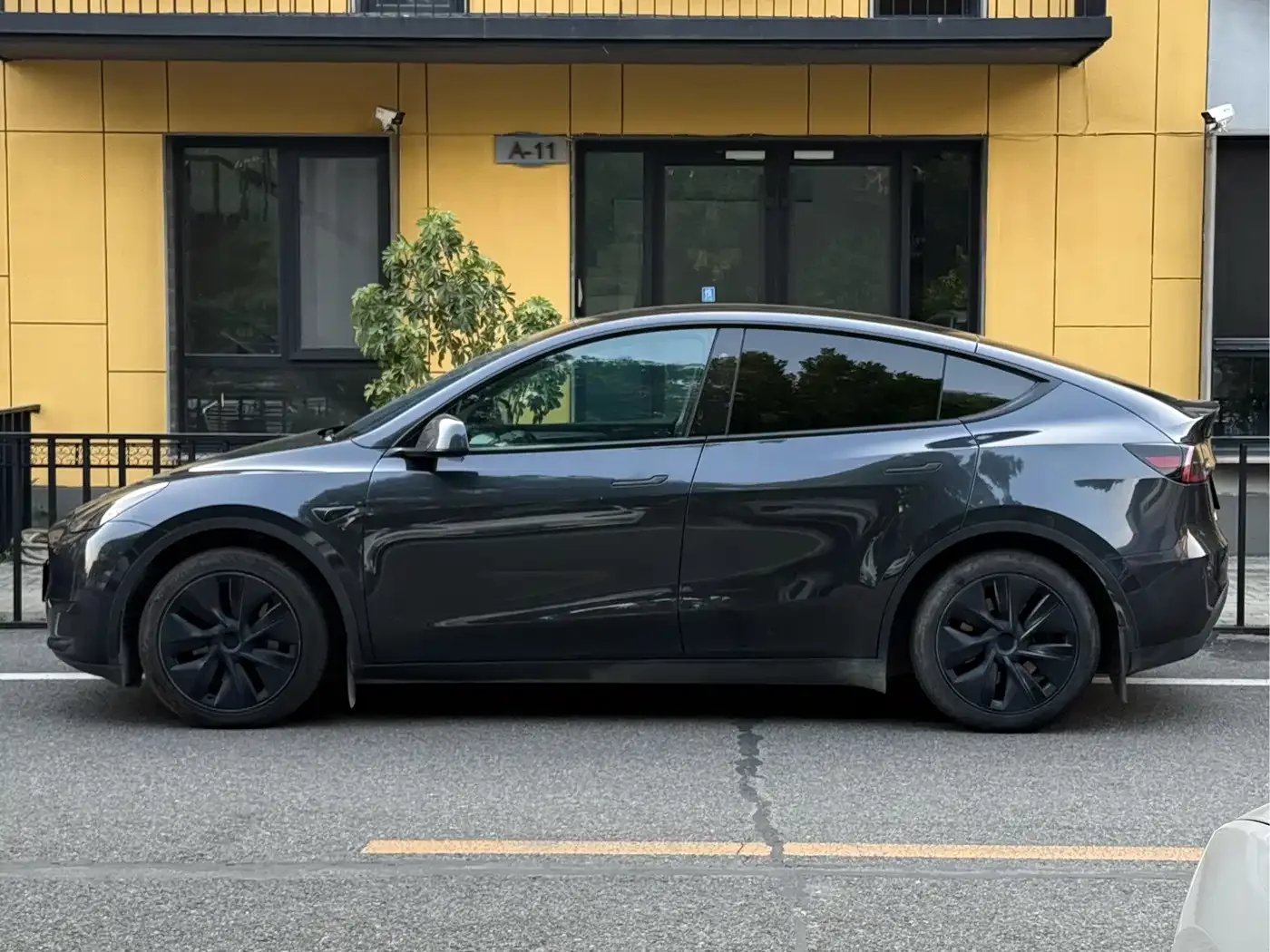 Tesla Model Y 2024 Rear-Wheel Drive Version — Фото автомобиля 2