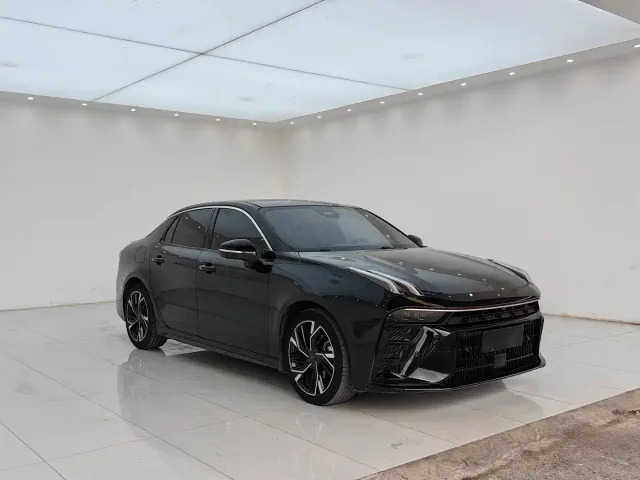 Lynk & Co 03 — Фото автомобиля 3