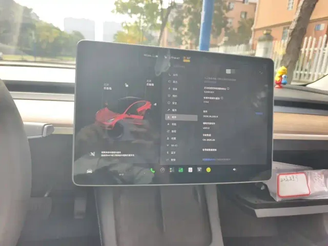 Tesla Model 3 — Фото автомобиля 12