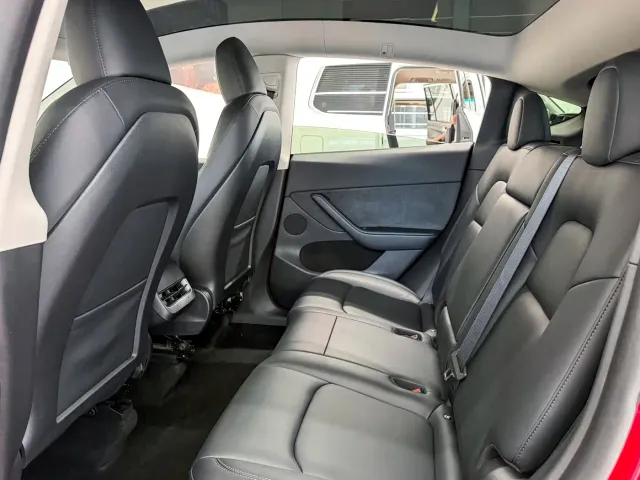 Tesla Model Y — Фото автомобиля 12