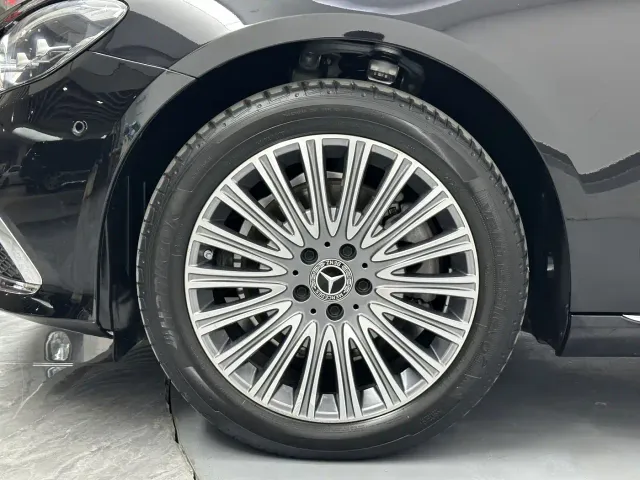Mercedes-Benz E-Class — Фото автомобиля 23