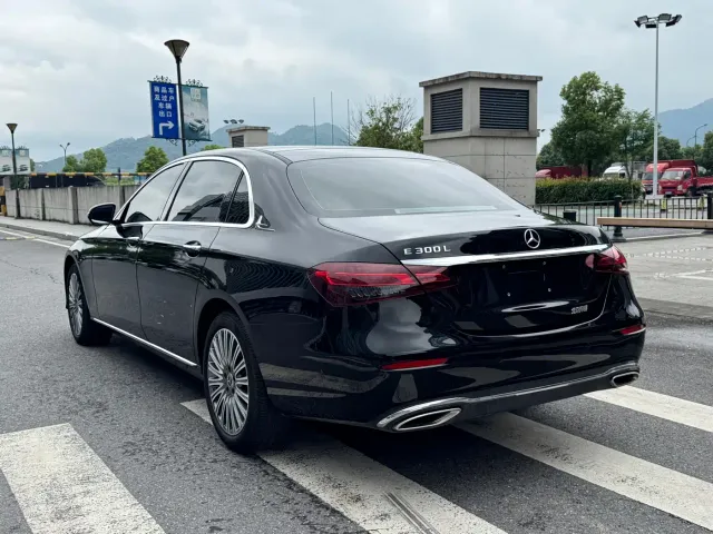 Mercedes-Benz E-Class — Фото автомобиля 5
