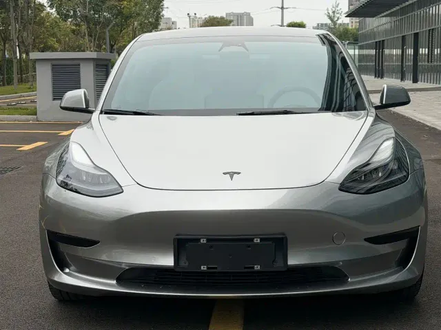 Tesla Model 3 — Фото автомобиля 2