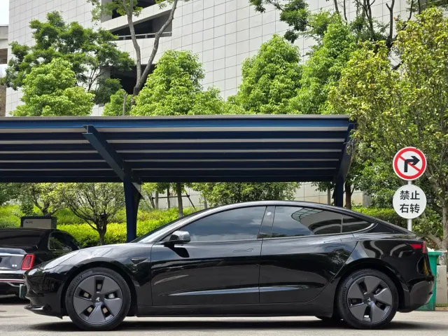 Tesla Model 3 — Фото автомобиля 2