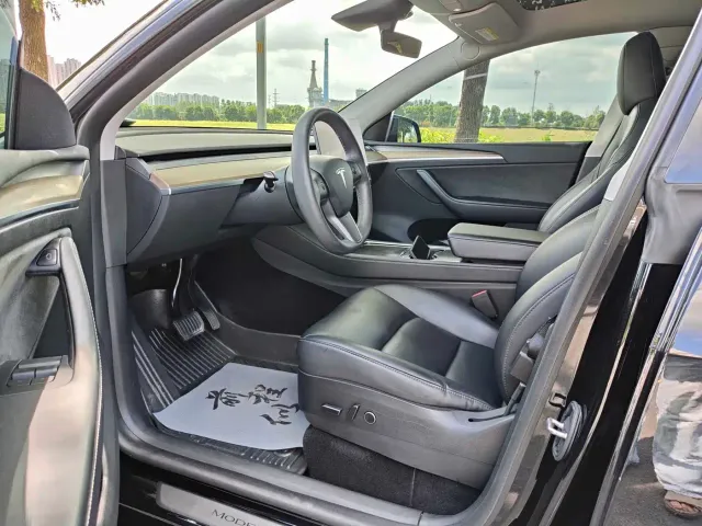 Tesla Model Y — Фото автомобиля 7