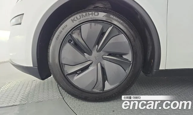 Tesla Model Y — Фото автомобиля 5