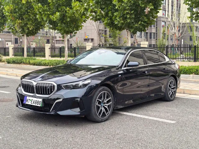 Фотография автомобиля — BMW i5