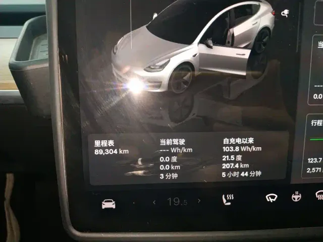 Tesla Model 3 — Фото автомобиля 11
