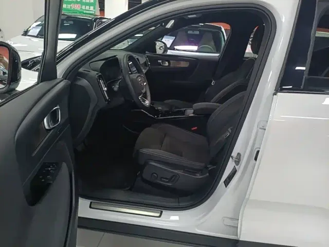 Volvo XC40 — Фото автомобиля 14
