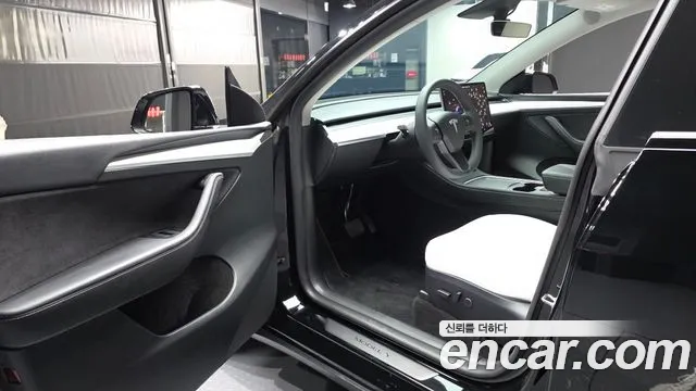 Tesla Model Y — Фото автомобиля 15