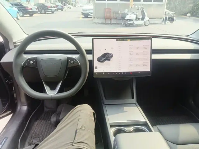 Tesla Model 3 — Фото автомобиля 9