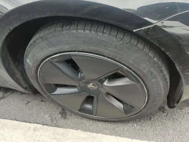Tesla Model 3 — Фото автомобиля 6