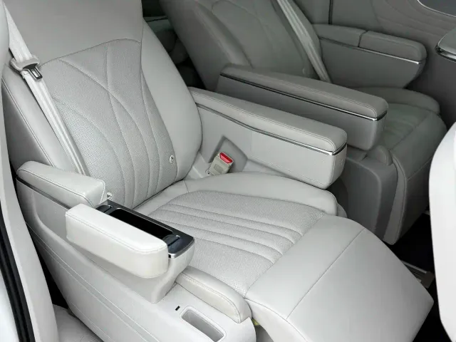 Roewe iMAX8 — Фото автомобиля 19