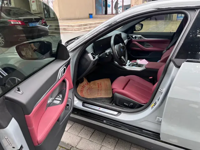 BMW i4 — Фото автомобиля 9