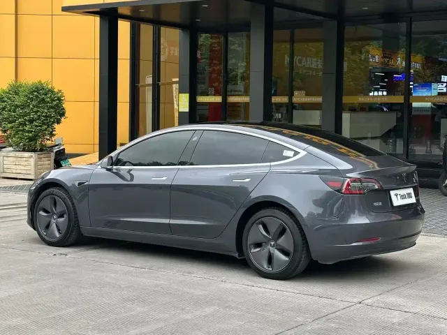 Tesla Model 3 — Фото автомобиля 17