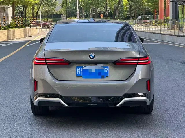 BMW 5 Series — Фото автомобиля 4