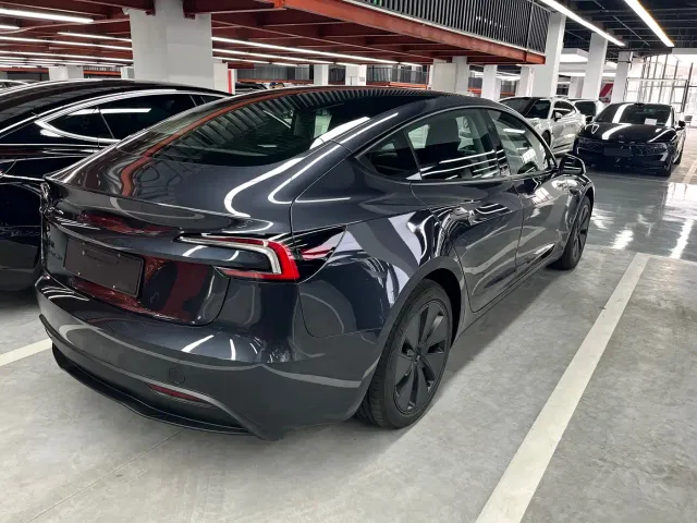 Tesla Model 3 — Фото автомобиля 13