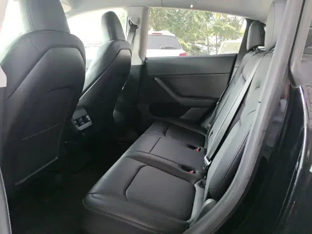 Tesla Model Y — Фото автомобиля 16