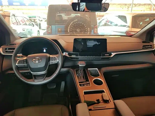 Toyota Sienna — Фото автомобиля 9