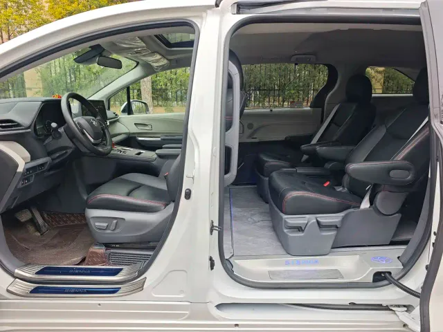 Toyota Sienna — Фото автомобиля 9