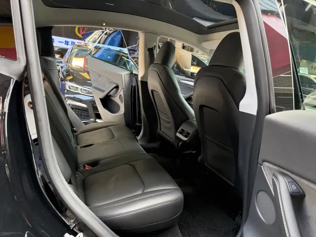 Tesla Model Y — Фото автомобиля 18