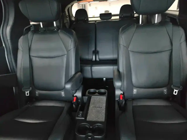 Toyota Sienna — Фото автомобиля 4