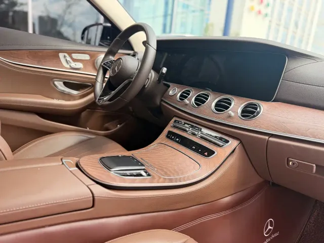 Mercedes-Benz E-Class — Фото автомобиля 25