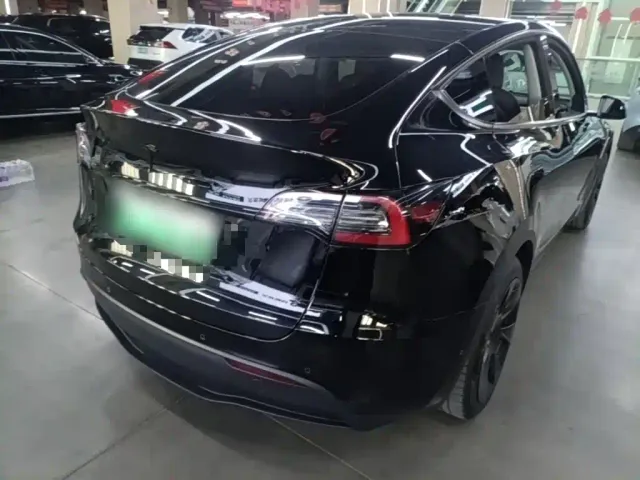 Tesla Model Y — Фото автомобиля 6