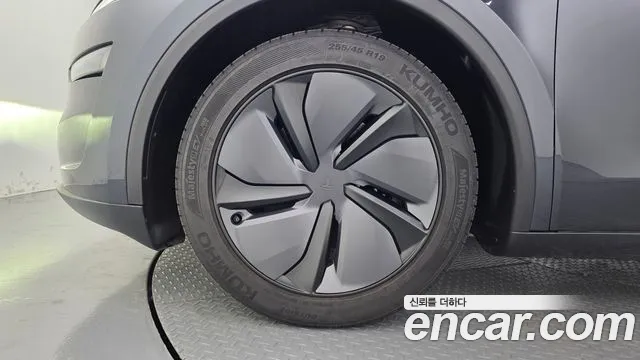 Tesla Model Y — Фото автомобиля 5