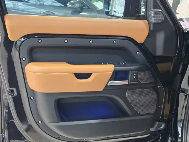 Land Rover Defender — Фото автомобиля 8