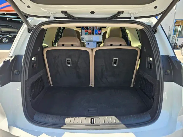Li Auto i8 — Фото автомобиля 12
