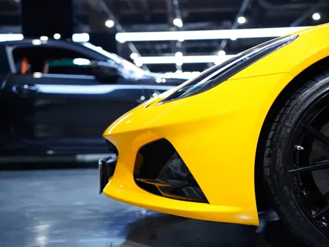 Lotus Emira — Фото автомобиля 6
