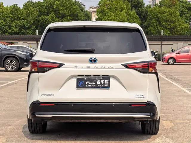 Toyota Sienna — Фото автомобиля 4