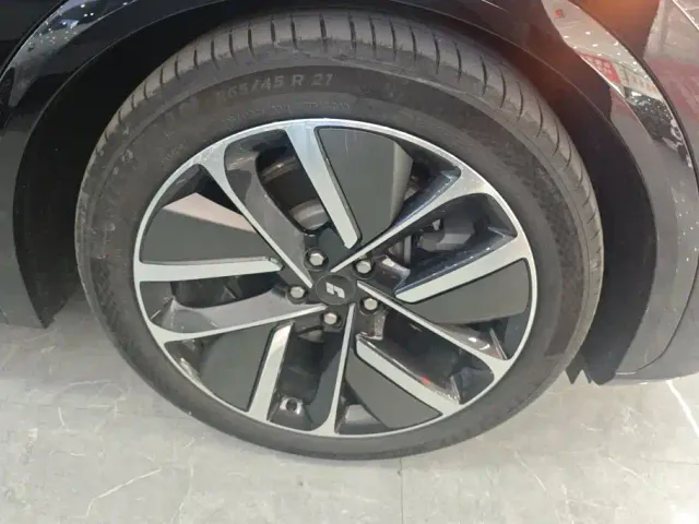 Li Auto L7 — Фото автомобиля 6