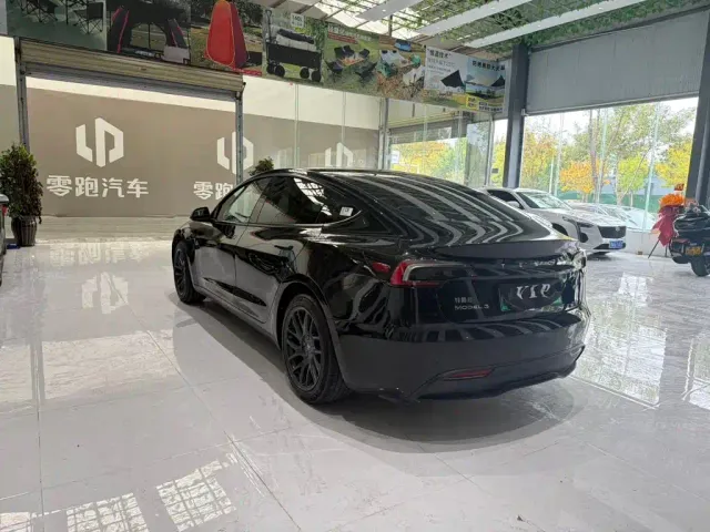 Tesla Model 3 — Фото автомобиля 7