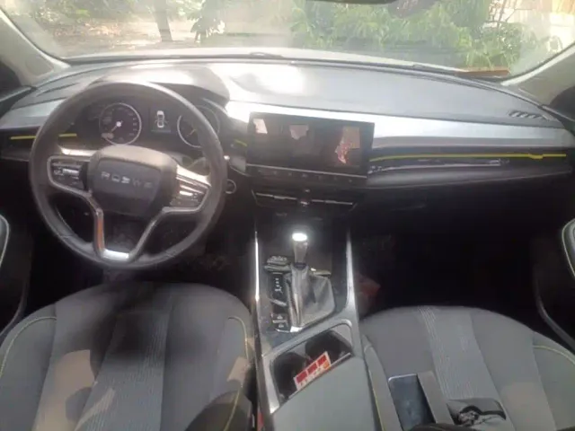 Roewe Roewe i5 2021 1.5L CVT Platinum Edition — Фото автомобиля 5