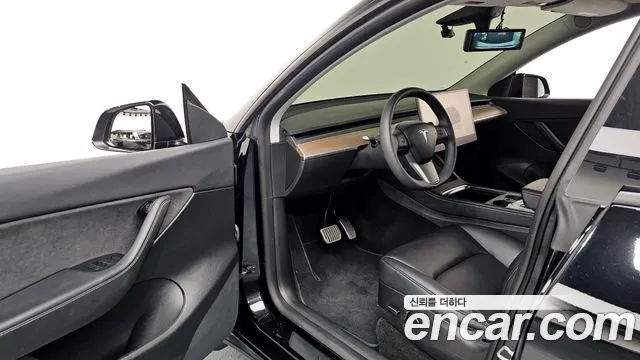 Tesla Model Y — Фото автомобиля 10