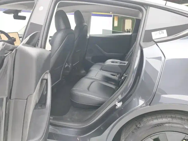 Tesla Model Y — Фото автомобиля 11
