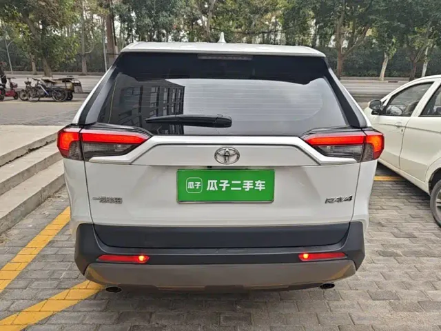Toyota RAV4 — Фото автомобиля 5