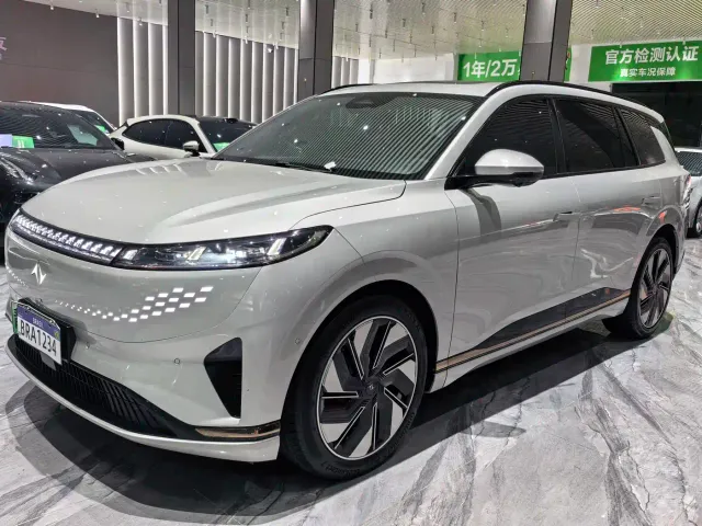 Фотография автомобиля — Dongfeng eπ 008